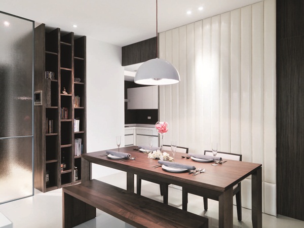 簡潔的大理石電視牆對應餐廳人造皮革背牆,定調空間優雅質感。並藉由一只霧面玻璃隔屏,化解大門直對主臥房門的風水顧慮。