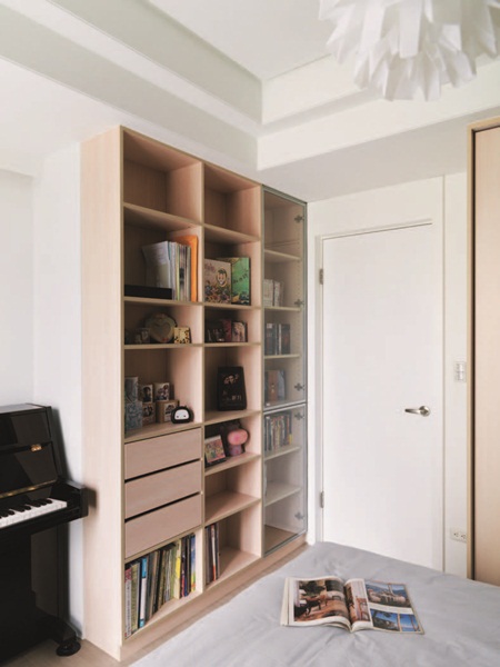 簡潔的大理石電視牆對應餐廳人造皮革背牆,定調空間優雅質感。並藉由一只霧面玻璃隔屏,化解大門直對主臥房門的風水顧慮。