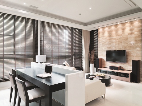 簡潔的大理石電視牆對應餐廳人造皮革背牆,定調空間優雅質感。並藉由一只霧面玻璃隔屏,化解大門直對主臥房門的風水顧慮。