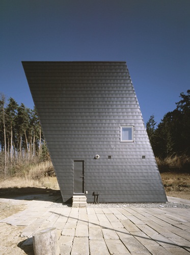 矗立在日本yatsugatake山脚一处丘坡上,这间以「平行四边形」打造的