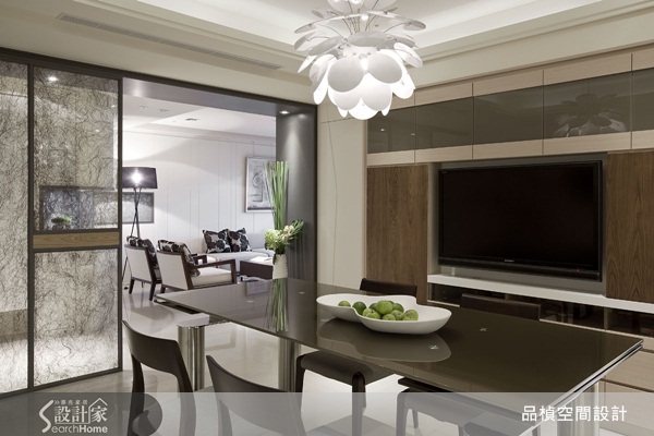 屋主與三個小孩共同居住的空間。當地雖沒有北市的繁華