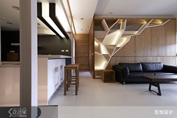 一進門在客廳的沙發背牆，讓人眼睛為之一亮，設計師以