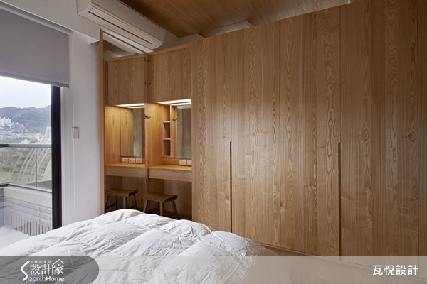 一進門在客廳的沙發背牆，讓人眼睛為之一亮，設計師以