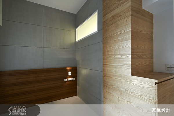 一進門在客廳的沙發背牆，讓人眼睛為之一亮，設計師以