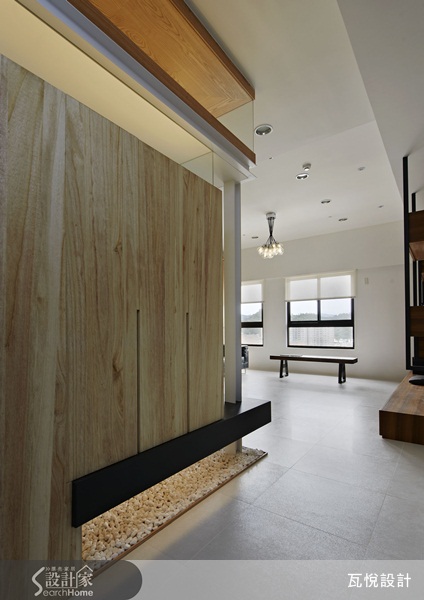 一進門在客廳的沙發背牆，讓人眼睛為之一亮，設計師以