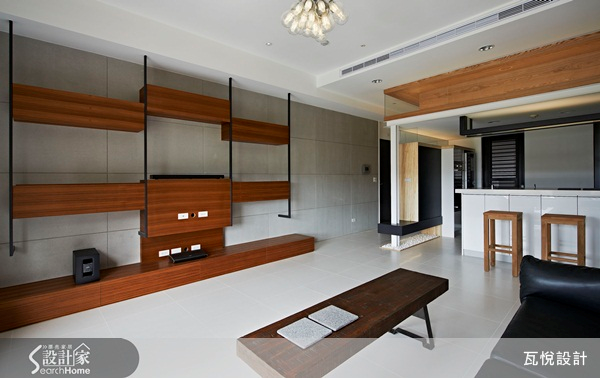 一進門在客廳的沙發背牆，讓人眼睛為之一亮，設計師以
