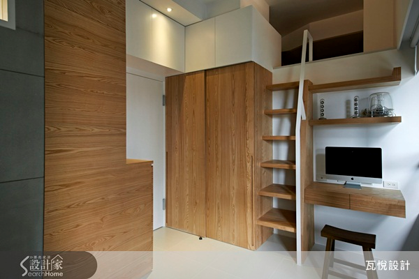 一進門在客廳的沙發背牆，讓人眼睛為之一亮，設計師以