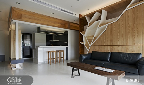 一進門在客廳的沙發背牆，讓人眼睛為之一亮，設計師以