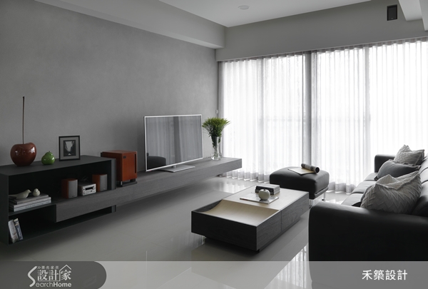 入門大片的落地窗，拉簾引進明亮的採光，為低彩度的灰