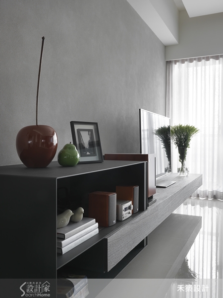 入門大片的落地窗，拉簾引進明亮的採光，為低彩度的灰