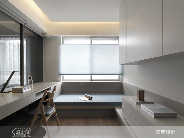 入門大片的落地窗，拉簾引進明亮的採光，為低彩度的灰