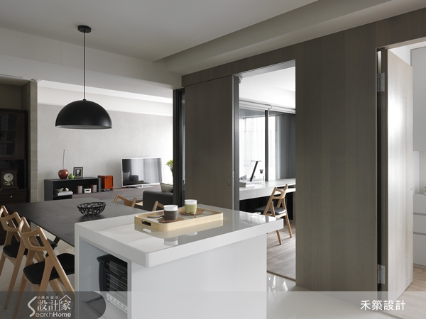入門大片的落地窗，拉簾引進明亮的採光，為低彩度的灰