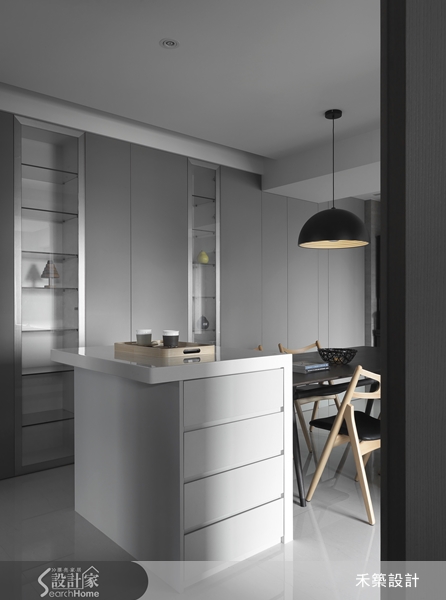 入門大片的落地窗，拉簾引進明亮的採光，為低彩度的灰