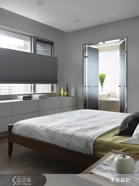 入門大片的落地窗，拉簾引進明亮的採光，為低彩度的灰
