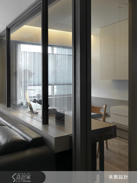 入門大片的落地窗，拉簾引進明亮的採光，為低彩度的灰