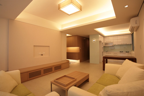 原本方形窄小的客廳,經過江榮裕設計師的改造翻新,成