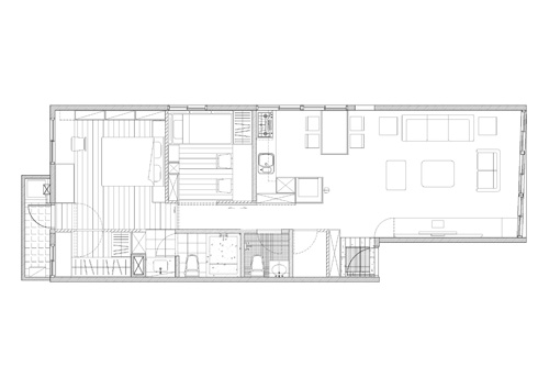 原本方形窄小的客廳,經過江榮裕設計師的改造翻新,成