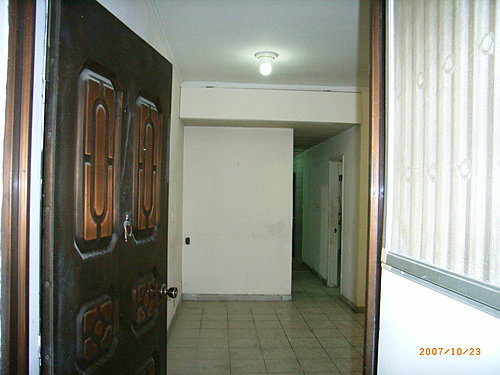 原本方形窄小的客廳,經過江榮裕設計師的改造翻新,成