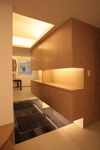 原本方形窄小的客廳,經過江榮裕設計師的改造翻新,成