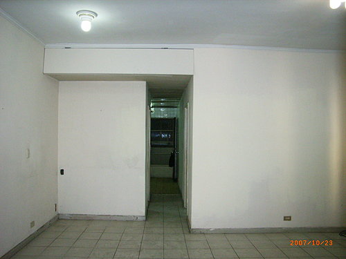 原本方形窄小的客廳,經過江榮裕設計師的改造翻新,成