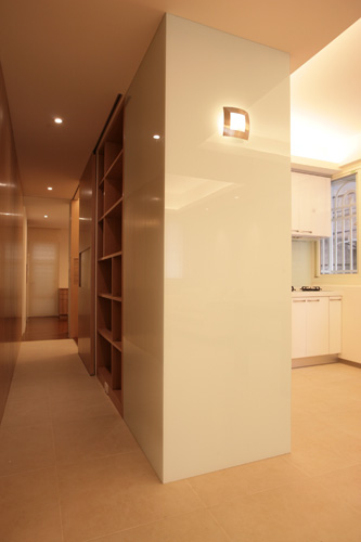 原本方形窄小的客廳,經過江榮裕設計師的改造翻新,成