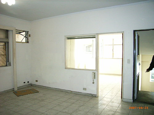 原本方形窄小的客廳,經過江榮裕設計師的改造翻新,成