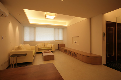 原本方形窄小的客廳,經過江榮裕設計師的改造翻新,成