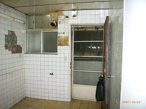 原本方形窄小的客廳,經過江榮裕設計師的改造翻新,成