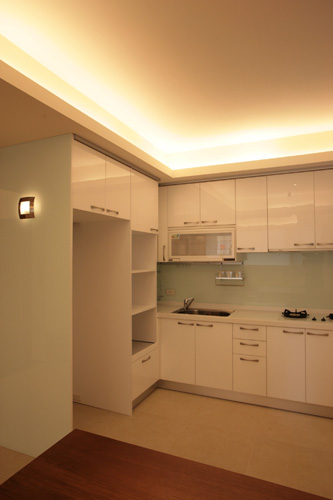 原本方形窄小的客廳,經過江榮裕設計師的改造翻新,成