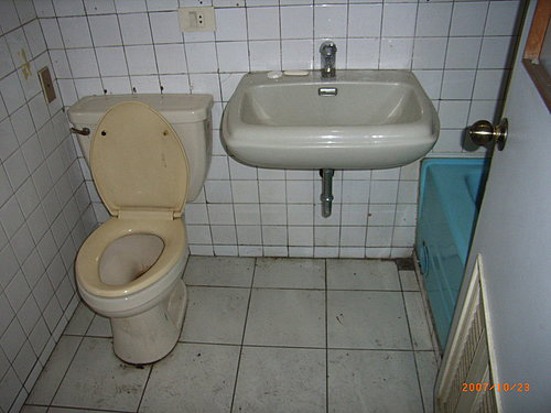 原本方形窄小的客廳,經過江榮裕設計師的改造翻新,成