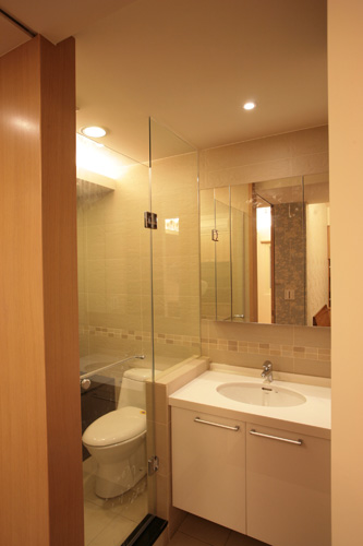 原本方形窄小的客廳,經過江榮裕設計師的改造翻新,成