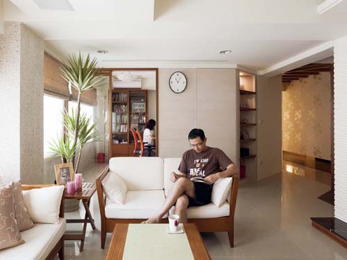 貫穿客廳與書房的大片對外窗引入戶外光源,以穿透玻璃