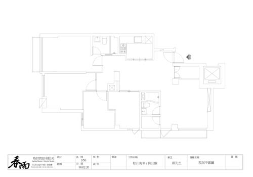 貫穿客廳與書房的大片對外窗引入戶外光源,以穿透玻璃