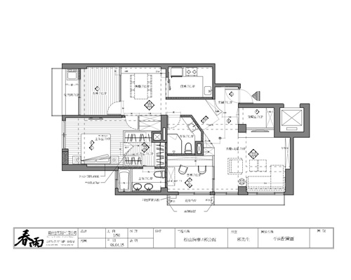 貫穿客廳與書房的大片對外窗引入戶外光源,以穿透玻璃
