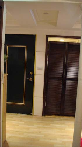 貫穿客廳與書房的大片對外窗引入戶外光源,以穿透玻璃