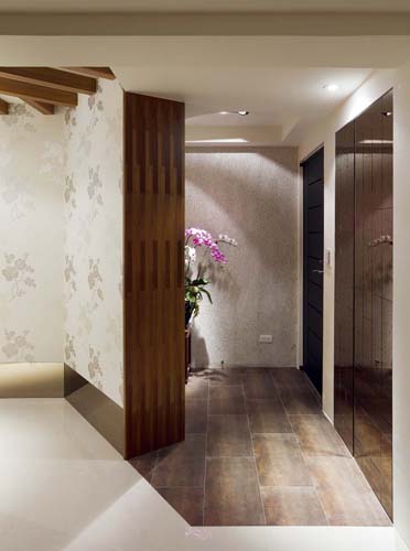 貫穿客廳與書房的大片對外窗引入戶外光源,以穿透玻璃