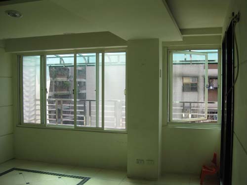 貫穿客廳與書房的大片對外窗引入戶外光源,以穿透玻璃