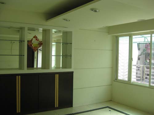 貫穿客廳與書房的大片對外窗引入戶外光源,以穿透玻璃