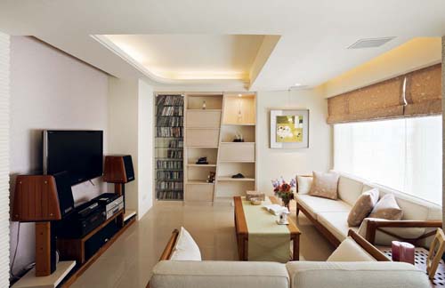 貫穿客廳與書房的大片對外窗引入戶外光源,以穿透玻璃