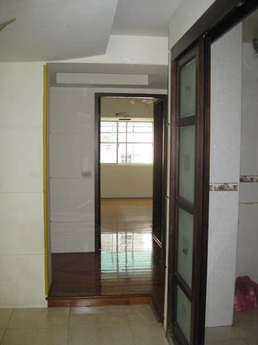 貫穿客廳與書房的大片對外窗引入戶外光源,以穿透玻璃