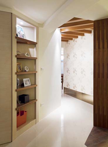 貫穿客廳與書房的大片對外窗引入戶外光源,以穿透玻璃