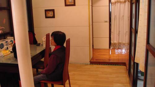 貫穿客廳與書房的大片對外窗引入戶外光源,以穿透玻璃