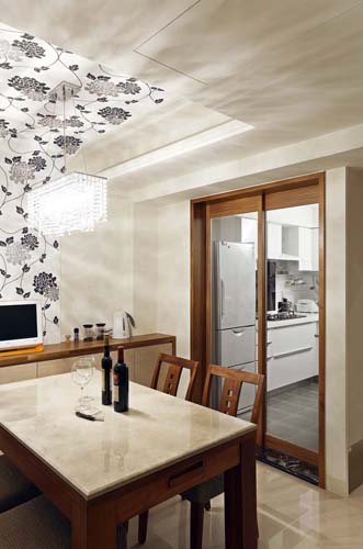 貫穿客廳與書房的大片對外窗引入戶外光源,以穿透玻璃