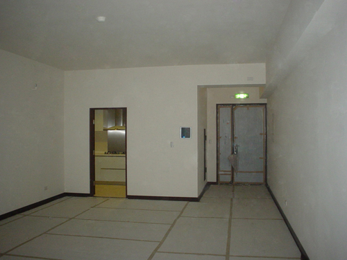 房子的樓層可使客廳享受到十分美好的窗景及採光，演拓