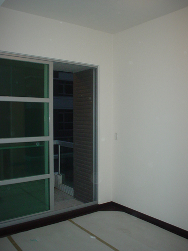 房子的樓層可使客廳享受到十分美好的窗景及採光，演拓