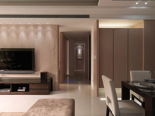 房子的樓層可使客廳享受到十分美好的窗景及採光，演拓