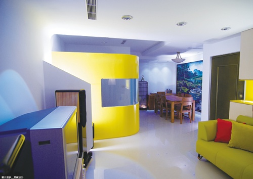 客廳與餐廳之間的格局動線設計不佳如果要改善,大概得