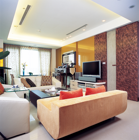 一般住家房子多會設置神位,用來功奉神明與祖先,但神