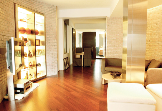 客廳的格局最好是正方形或長方形，座椅區不可沖煞到屋