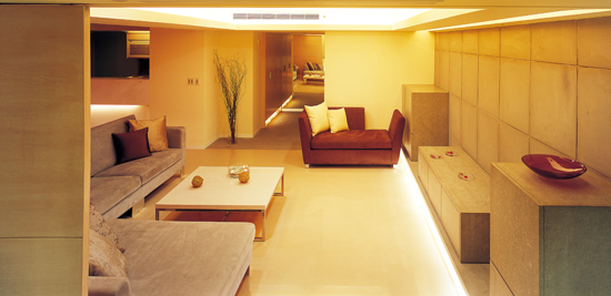 客廳的格局最好是正方形或長方形，座椅區不可沖煞到屋